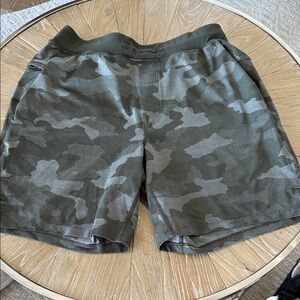 Lululemon men’s Zeroed In Linerless Short 7" medium 
Black gray   Camo Shorts